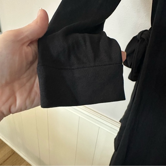 Quince Women’s 100% Silk V-Neck Jersey Midi Wrap Dress in Black Sz S NWT - Picture 5 of 10